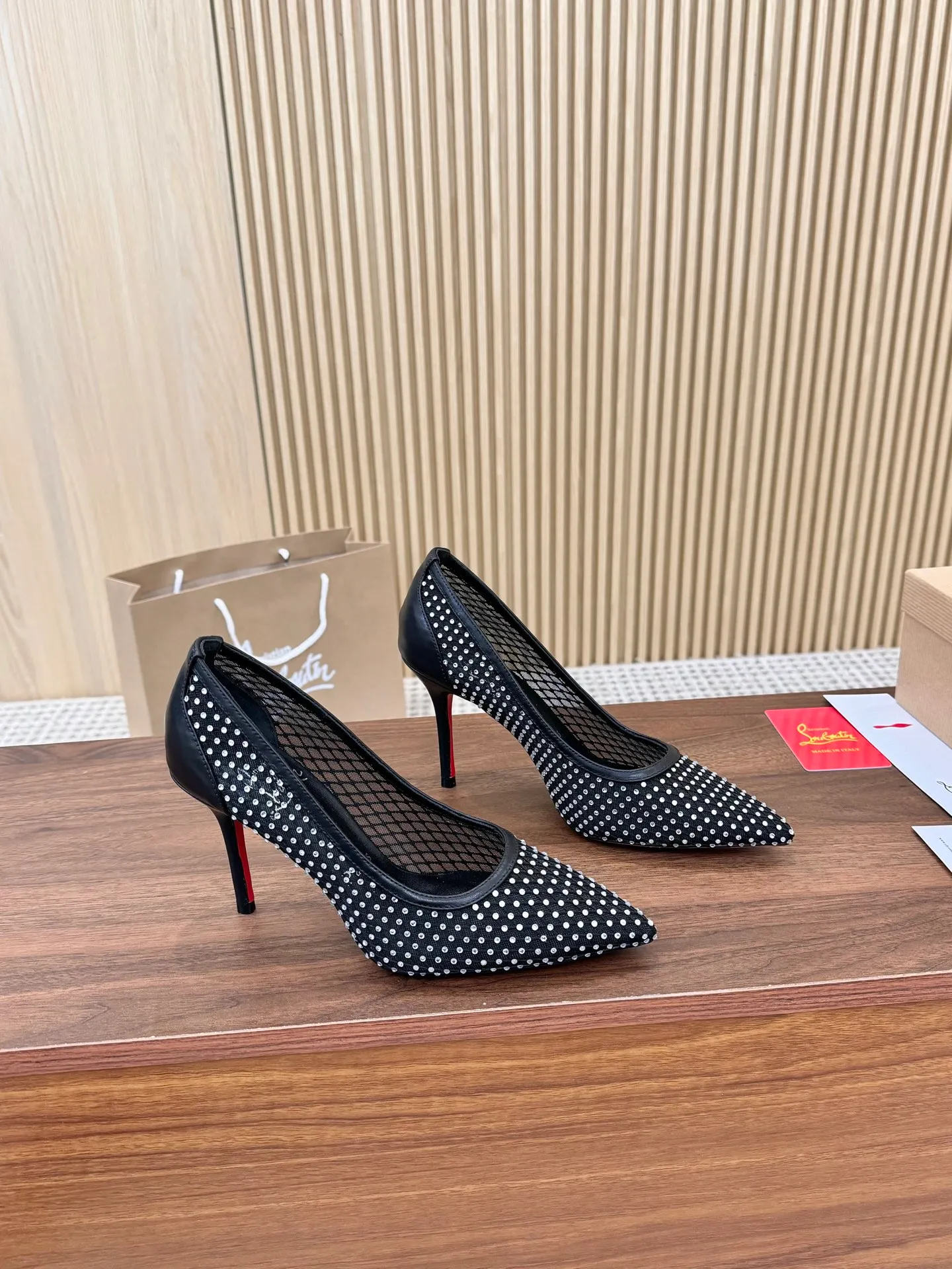 👟👟Ex-factory price 440👟👟 Genuine leather sole +40 Year-round shipment💝Christian Louboutin CL👠 Classic "💎Cow Patent Leather💎Series" noble and luxurious, real blingbling✨ Real materials, all customized by the pattern maker, and the materials are made of original customized materials, achieving the taste of the original 6 color options💍 Upper: imported 👉cow patent leather💪 lining: sheepskin foot pad/lining code number: 34-40.41.42 heel height: two options: 10.5cm and 8.5cm